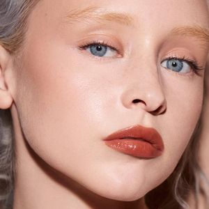 Labial Gloss Bomb Color: Cookie Jar  Fenty Beauty Maquillaje