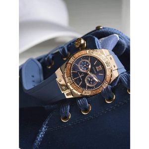 GUESS Reloj de silicona resistente a las manchas de acero inoxidable para mujer | Oro Rosa - Azul