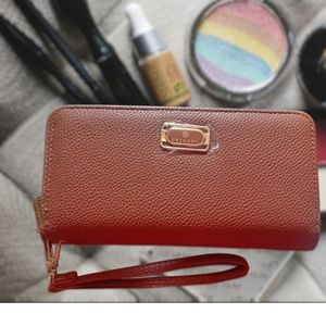 BILLETERA PARA MUJER CON CORREA DE MANO COLOR CAMEL