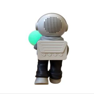 ASTRONAUTA URBANO CON LUNA Y PARLANTE