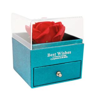 Combo cofre con rosa eterna + cubo infinito multicolor con tulipanes