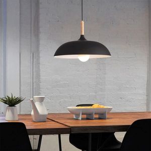 Lampara colgante negro con detalle de madera