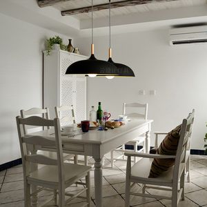 Lampara colgante negro con detalle de madera