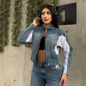 Casaca Jean Mujer Crop Oversize con Rayas Deportivas.