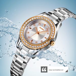 RELOJ SKMEI 1534 PLATEADO DETALLES DORADOS CORREA ACERO PARA MUJER.