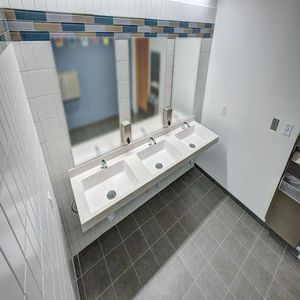 Dispensador de jabón líquido para montaje a la pared modelo 6563 en vertical marca Bradley